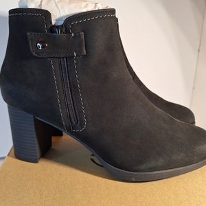 NWOT size 10 Clarks collection Bayla Glow bootie